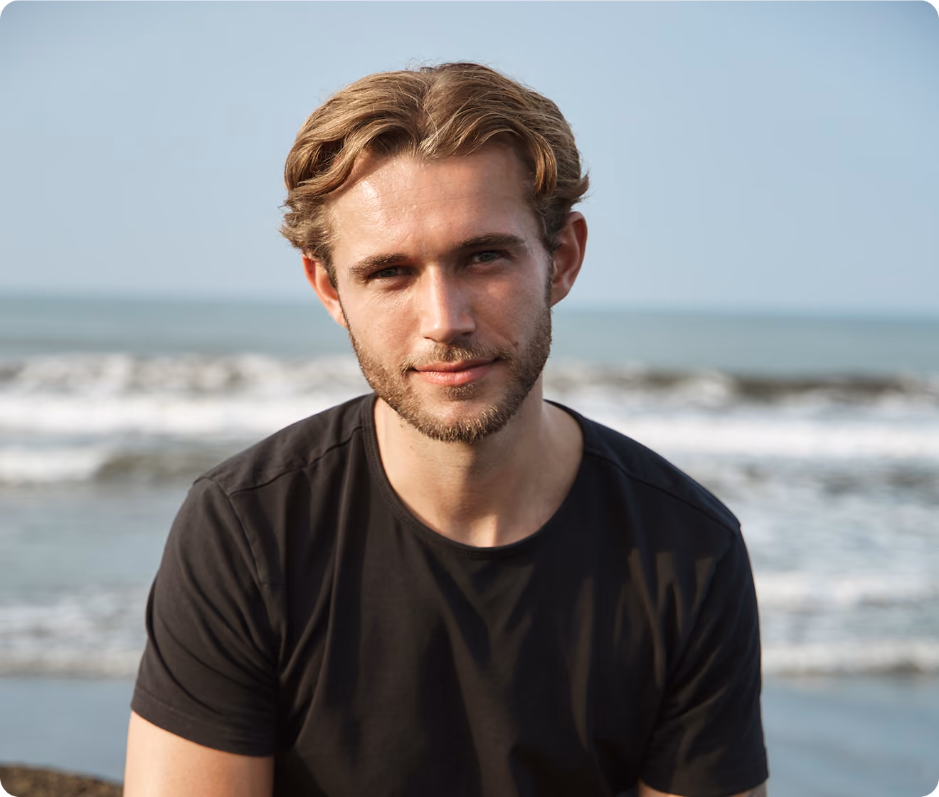 Image of Jelmer, Varelo CEO. Casual image on the beach.